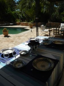 repas au bord de la piscine
